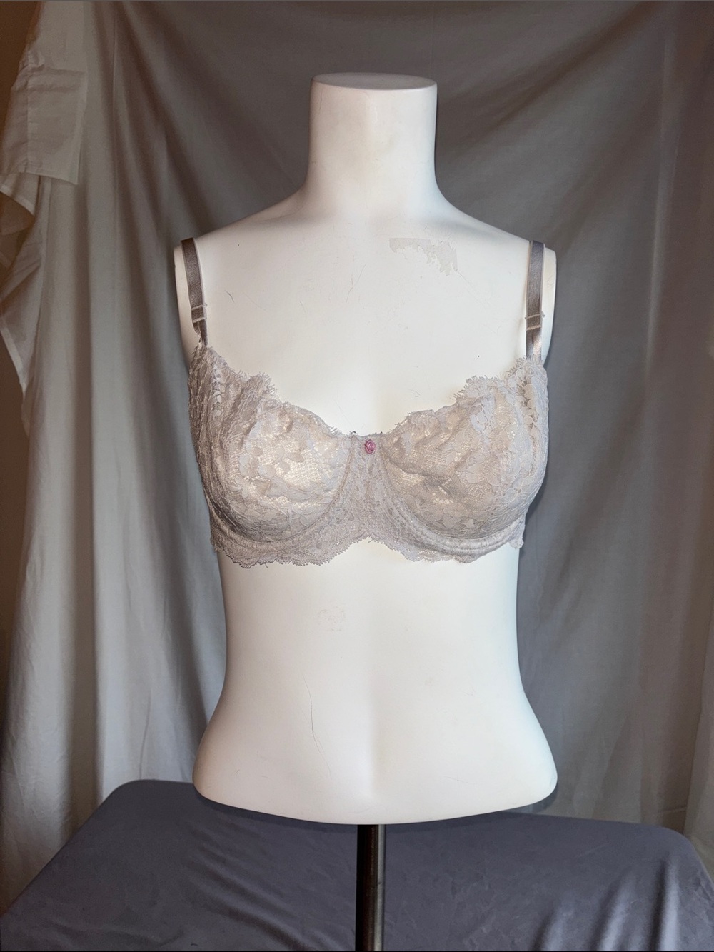 Victoria’s Secret- Lace Back Closure Bra in white